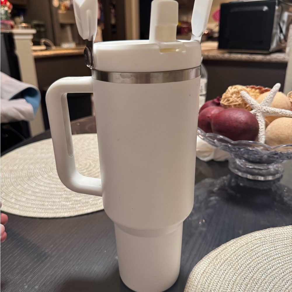 Stanley Classic White Travel Mug - Picture 4 of 4